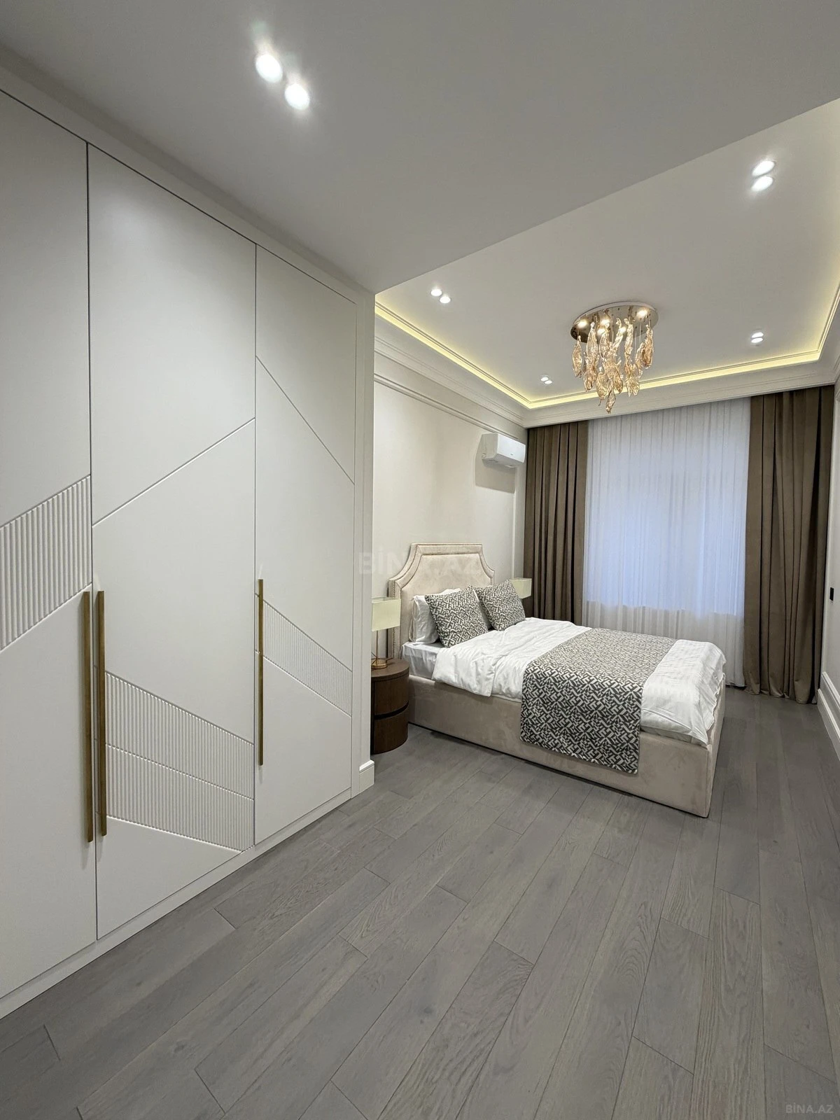Satılır 4 otaqlı mənzil 140 m²