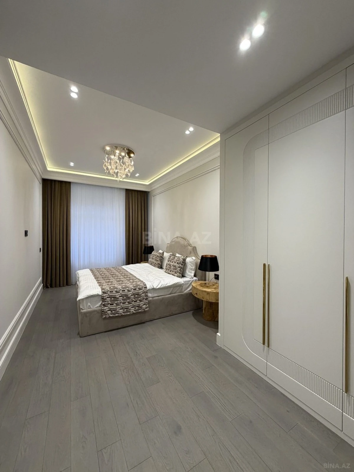 Satılır 4 otaqlı mənzil 140 m²