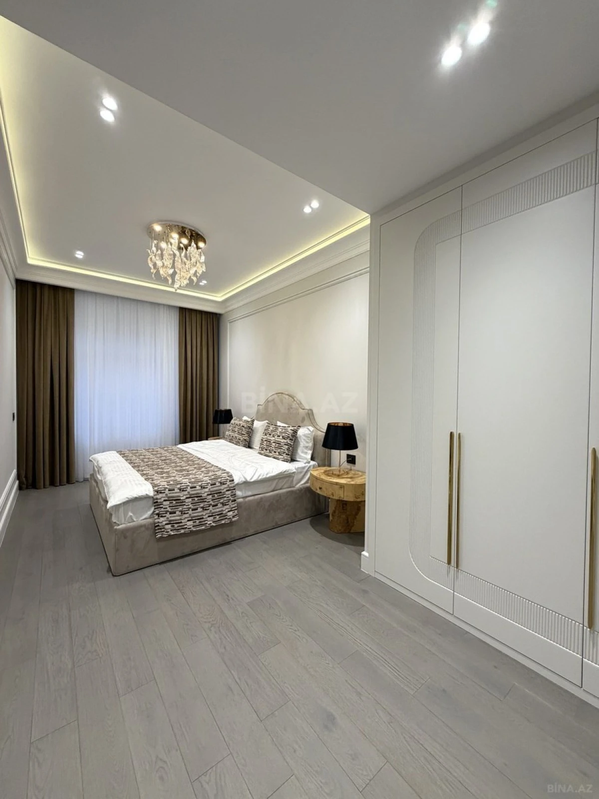 Satılır 4 otaqlı mənzil 140 m²