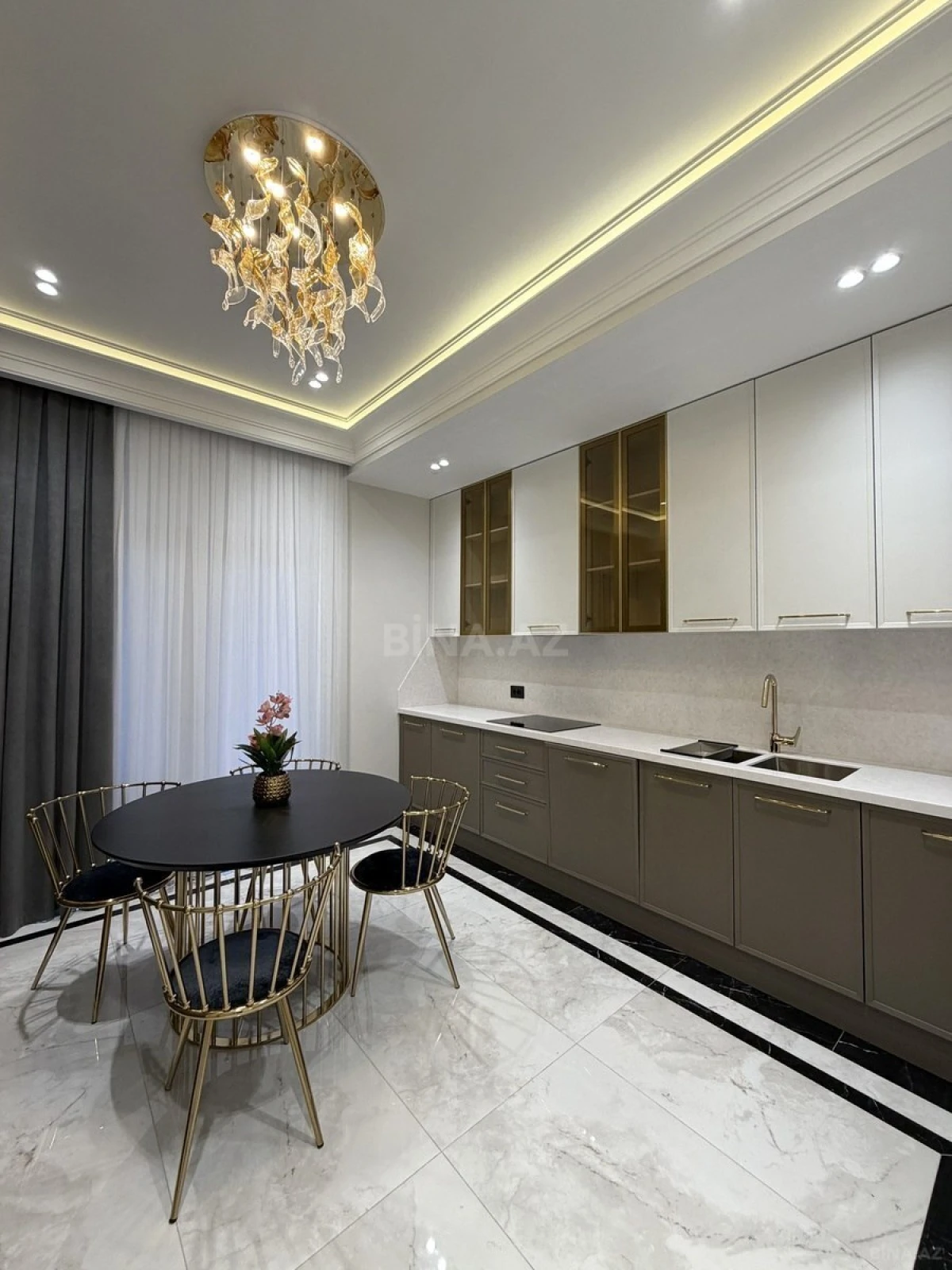 Satılır 4 otaqlı mənzil 140 m²