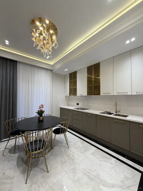 Satılır 4 otaqlı mənzil 140 m²