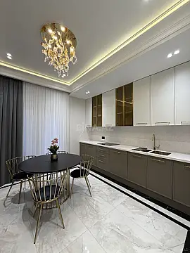 Satılır 4 otaqlı mənzil 140 m²