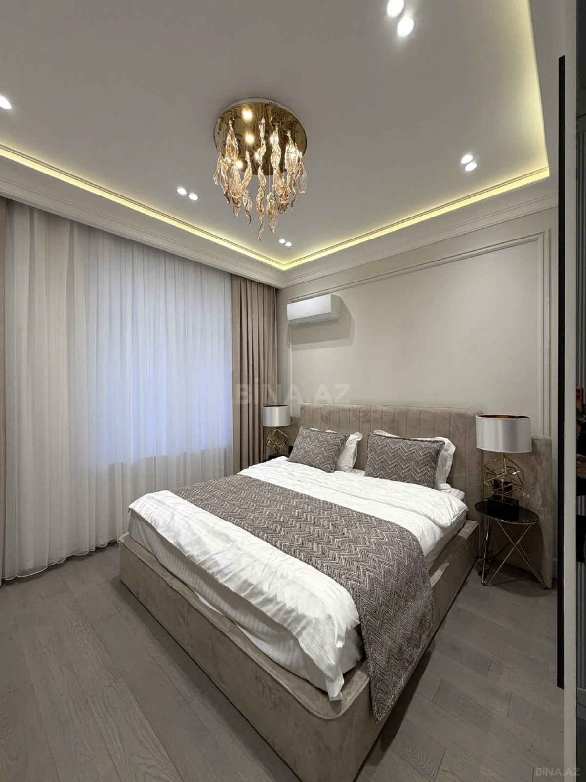 Satılır 4 otaqlı mənzil 140 m²