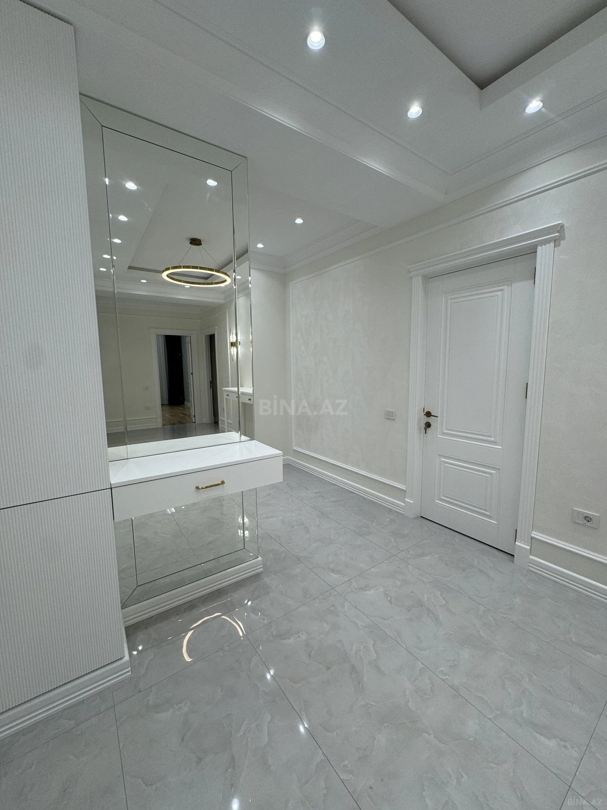 Satılır 4 otaqlı mənzil 170 m²