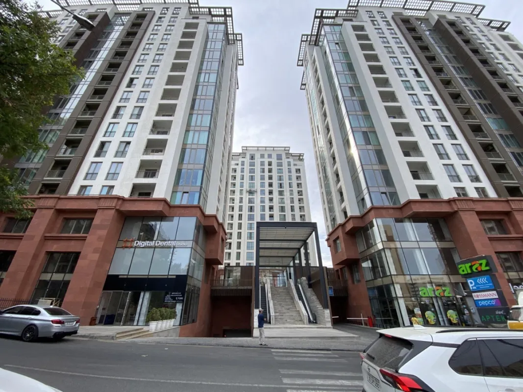 Satılır 4 otaqlı mənzil 170 m²