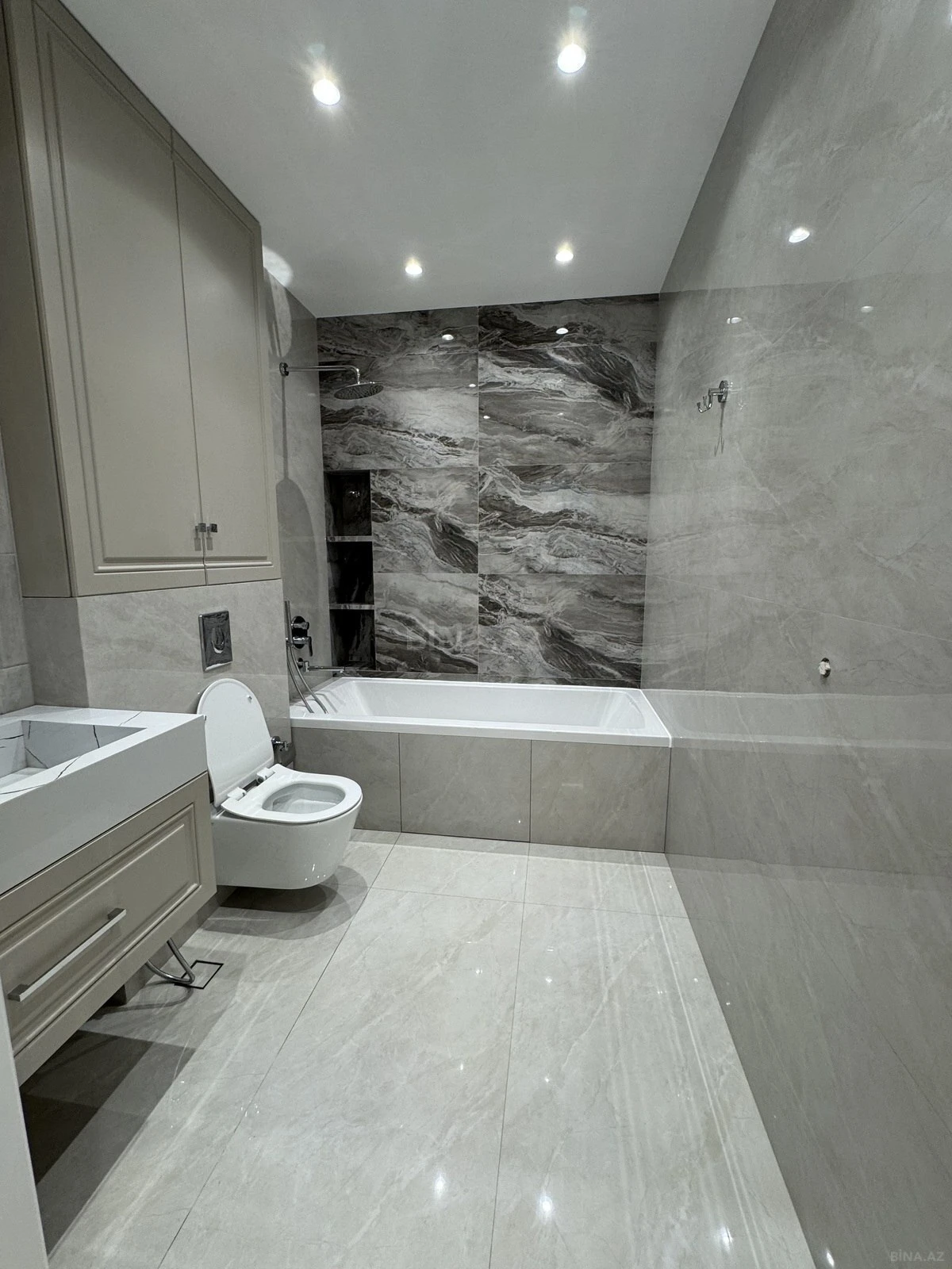 Satılır 4 otaqlı mənzil 170 m²