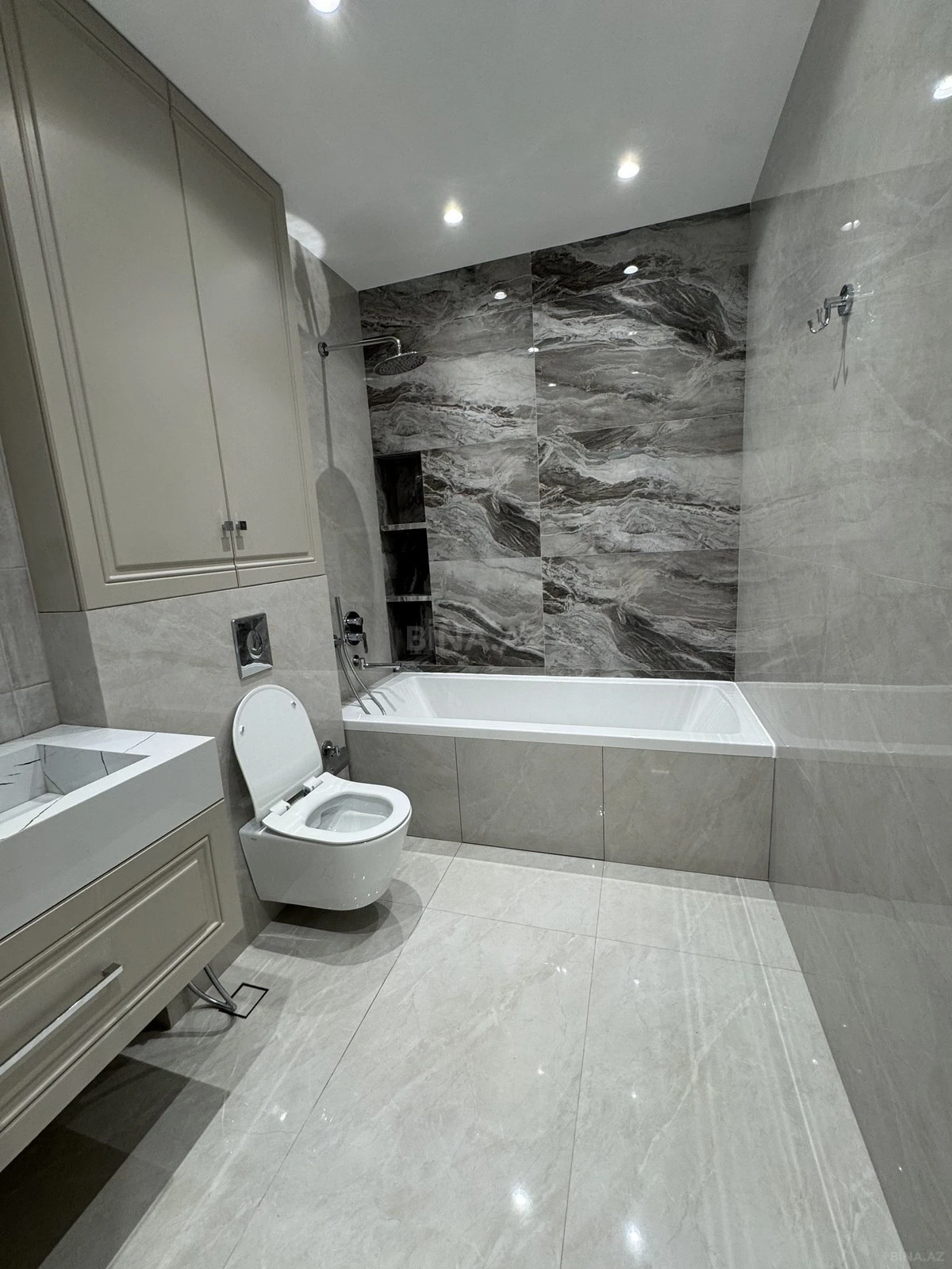 Satılır 4 otaqlı mənzil 170 m²