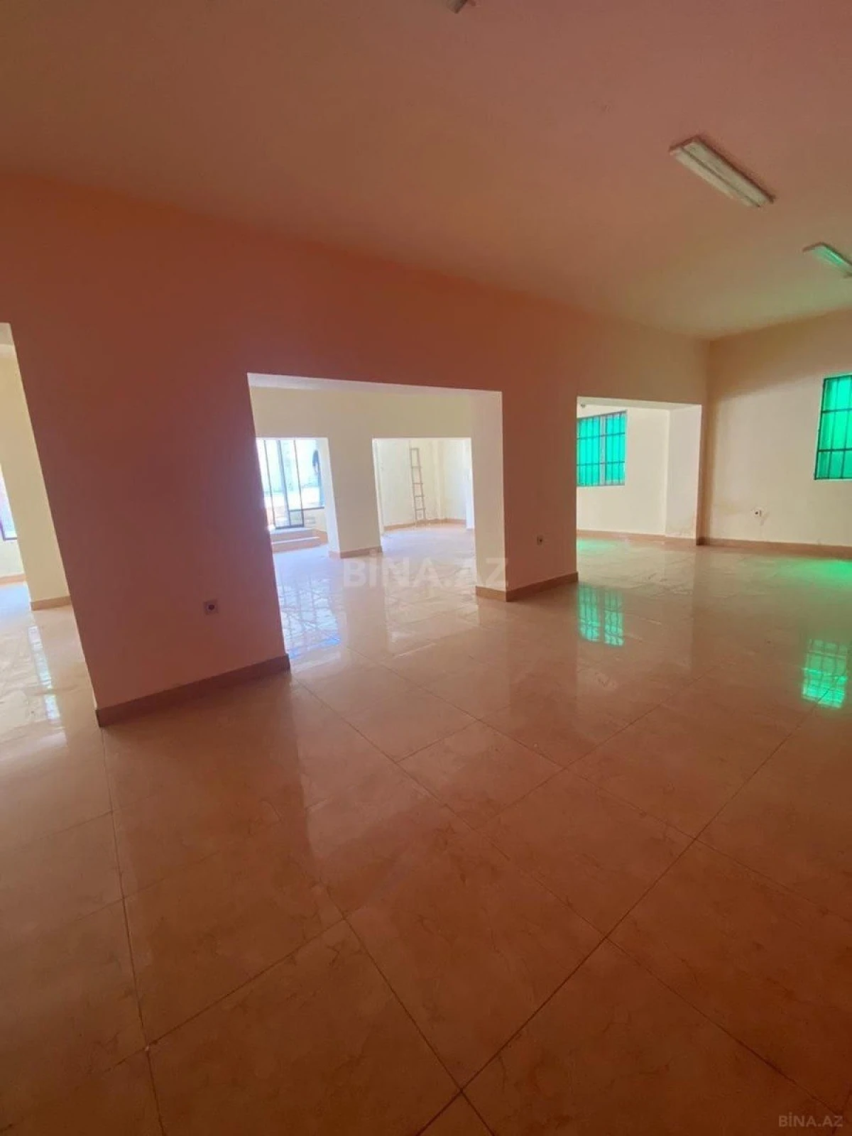 Kirayə verilir obyekt 180 m²