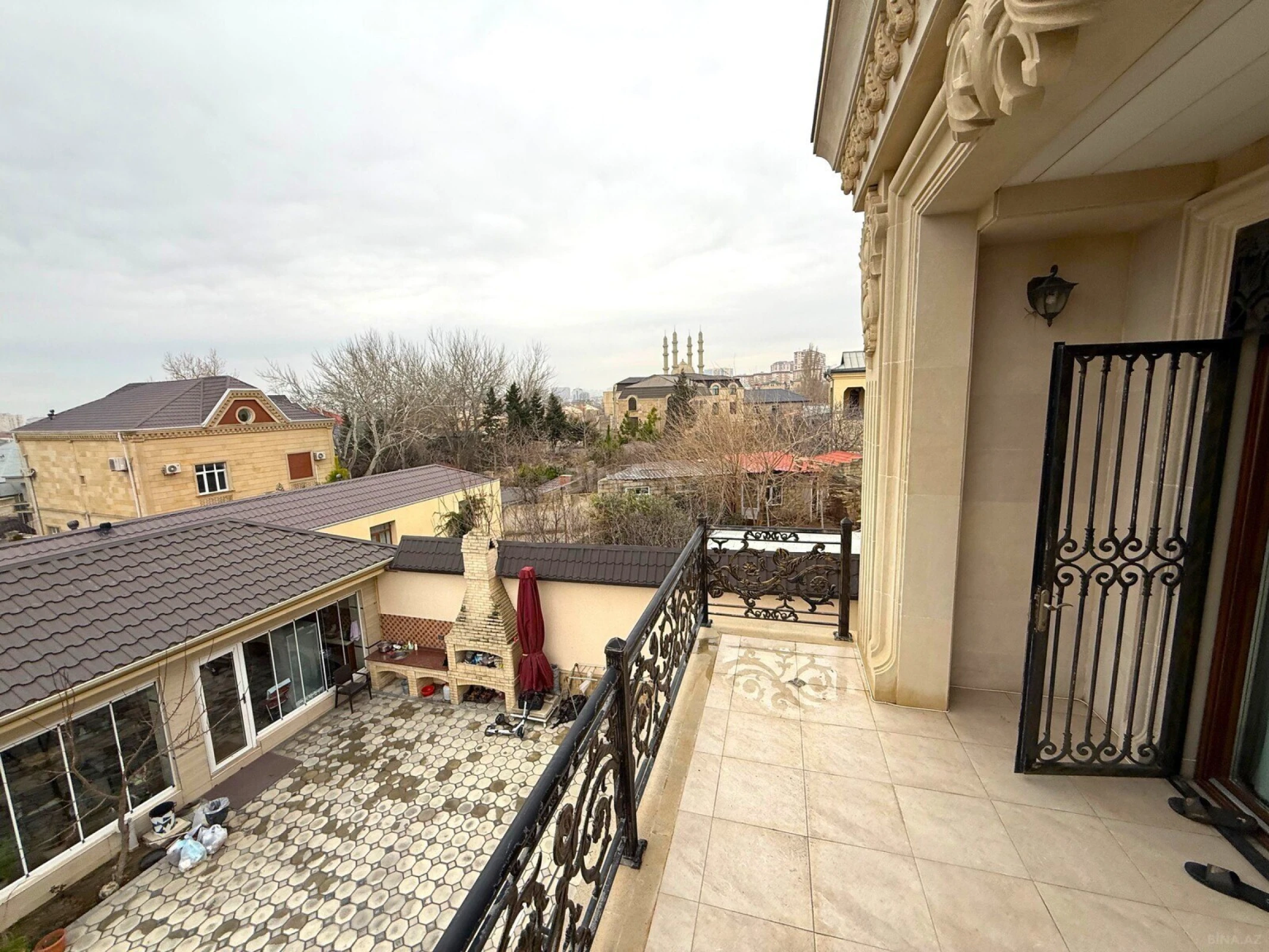 Satılır 8 otaqlı həyət evi 550 m²
