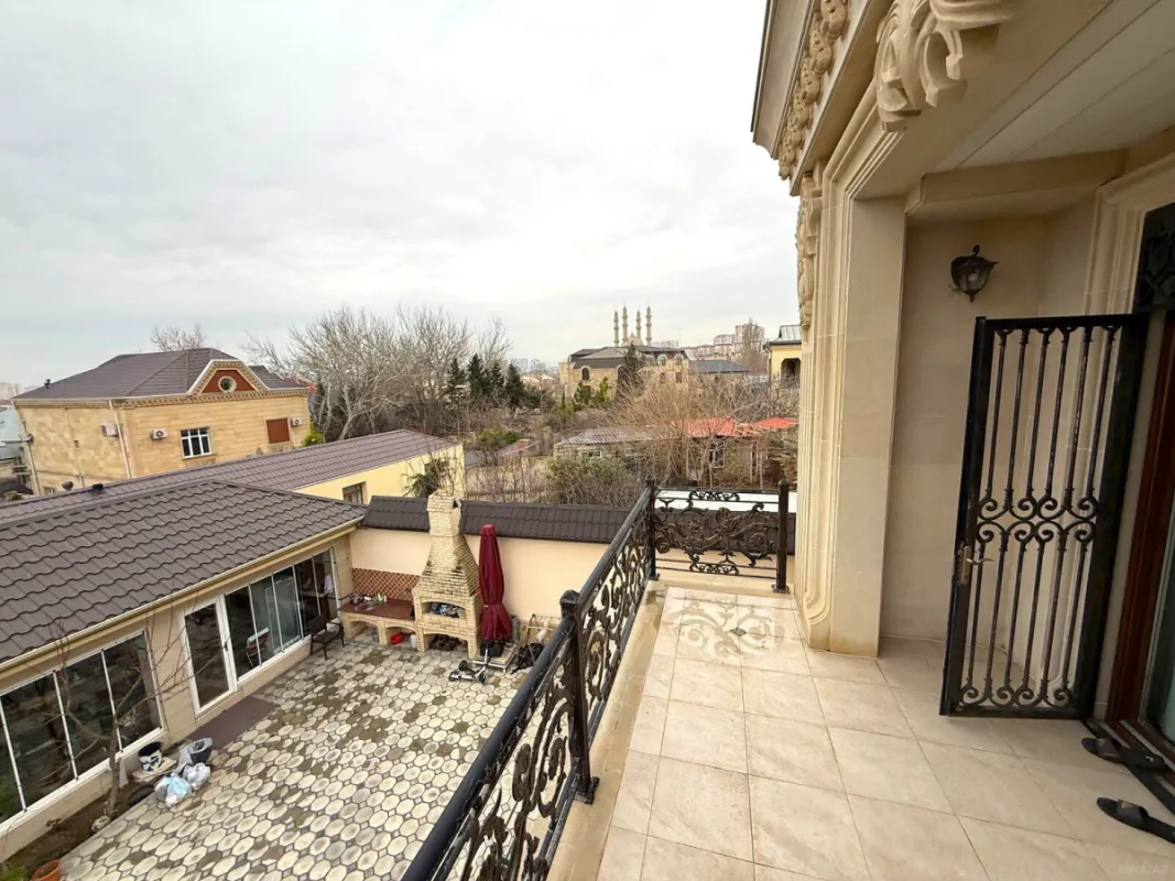 Satılır 8 otaqlı həyət evi 550 m²