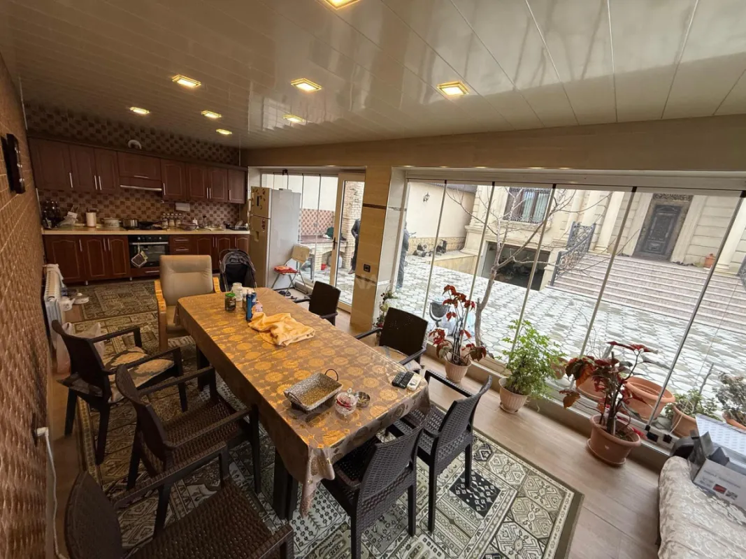 Satılır 8 otaqlı həyət evi 550 m²