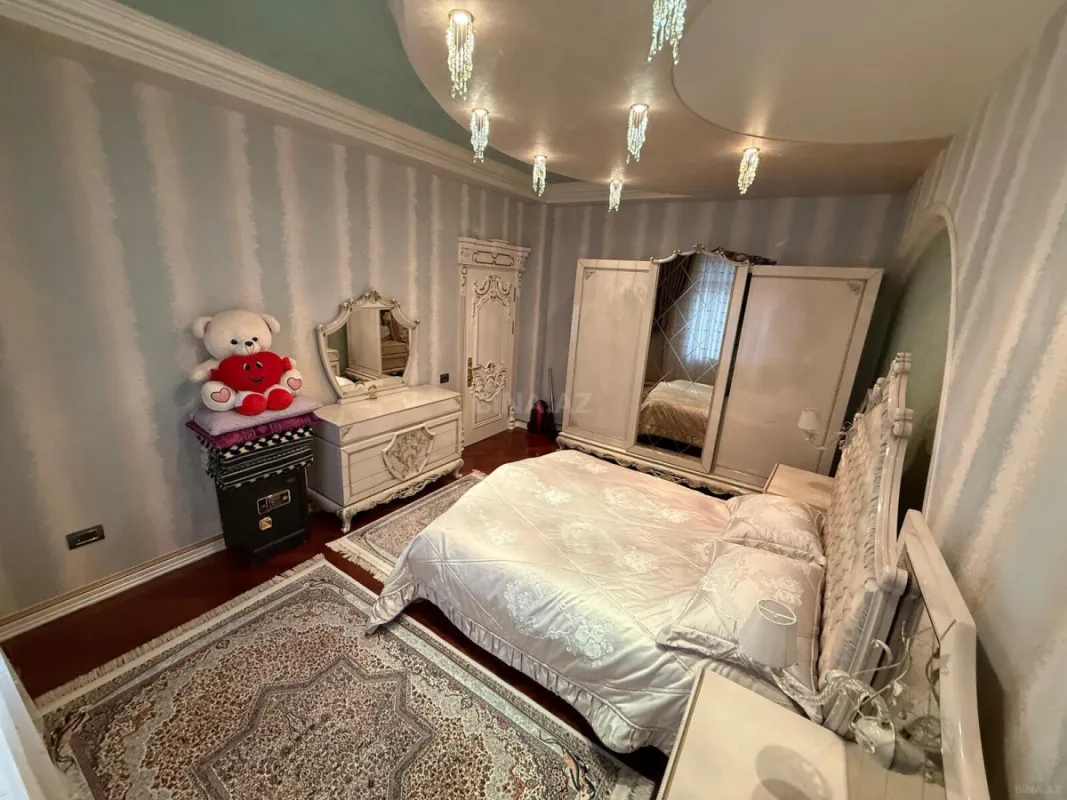 Satılır 8 otaqlı həyət evi 550 m²