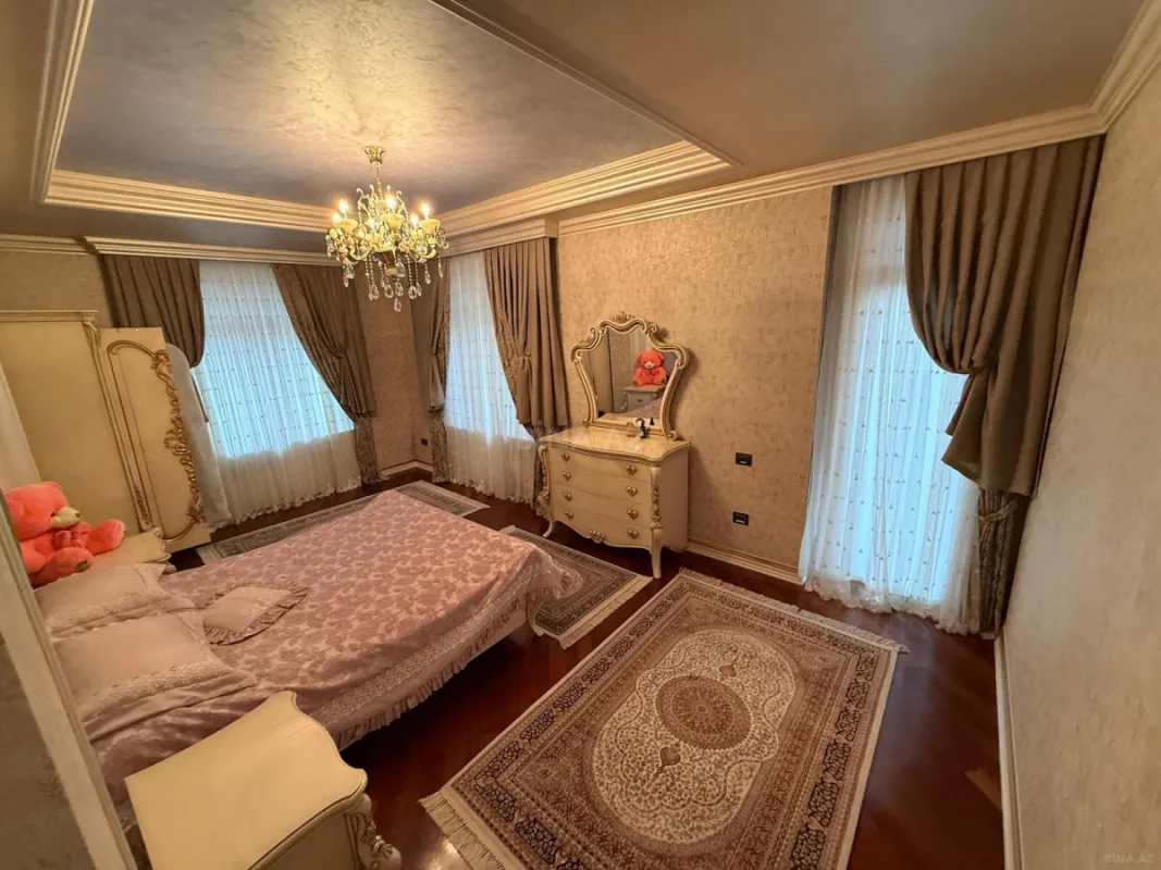 Satılır 8 otaqlı həyət evi 550 m²