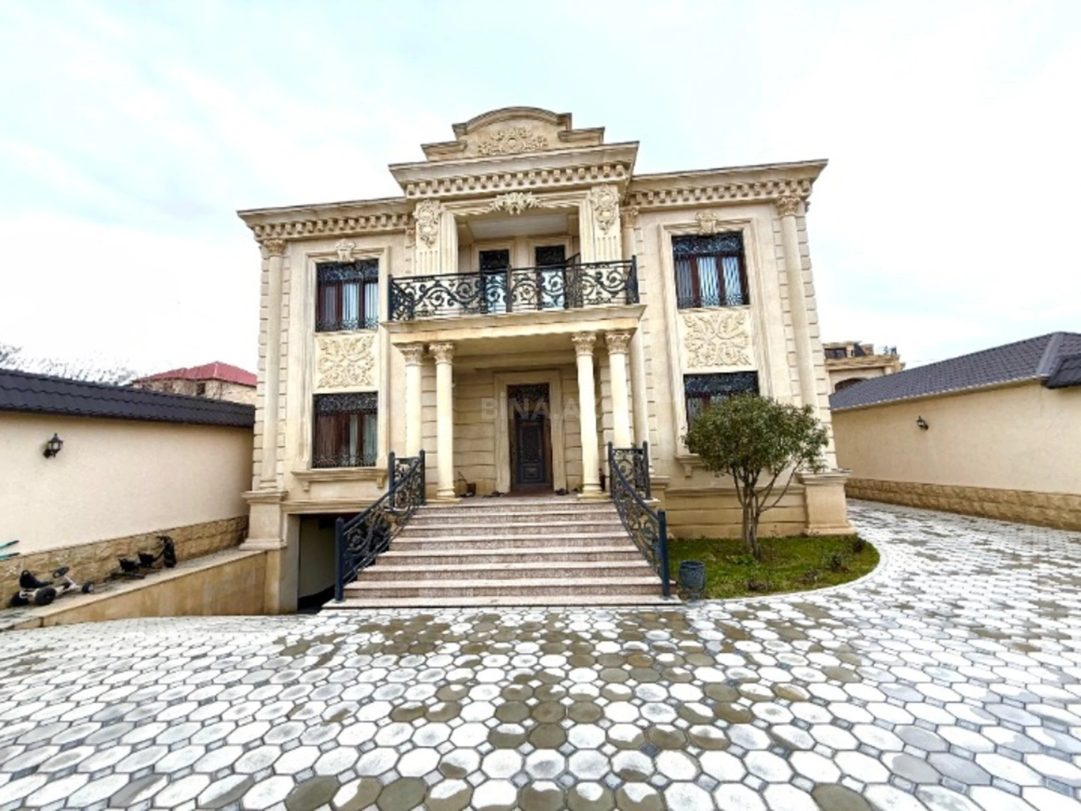 Satılır 8 otaqlı həyət evi 550 m²