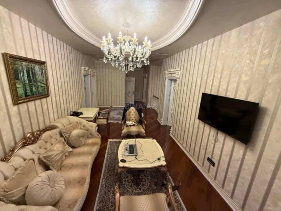 Satılır 8 otaqlı həyət evi 550 m²