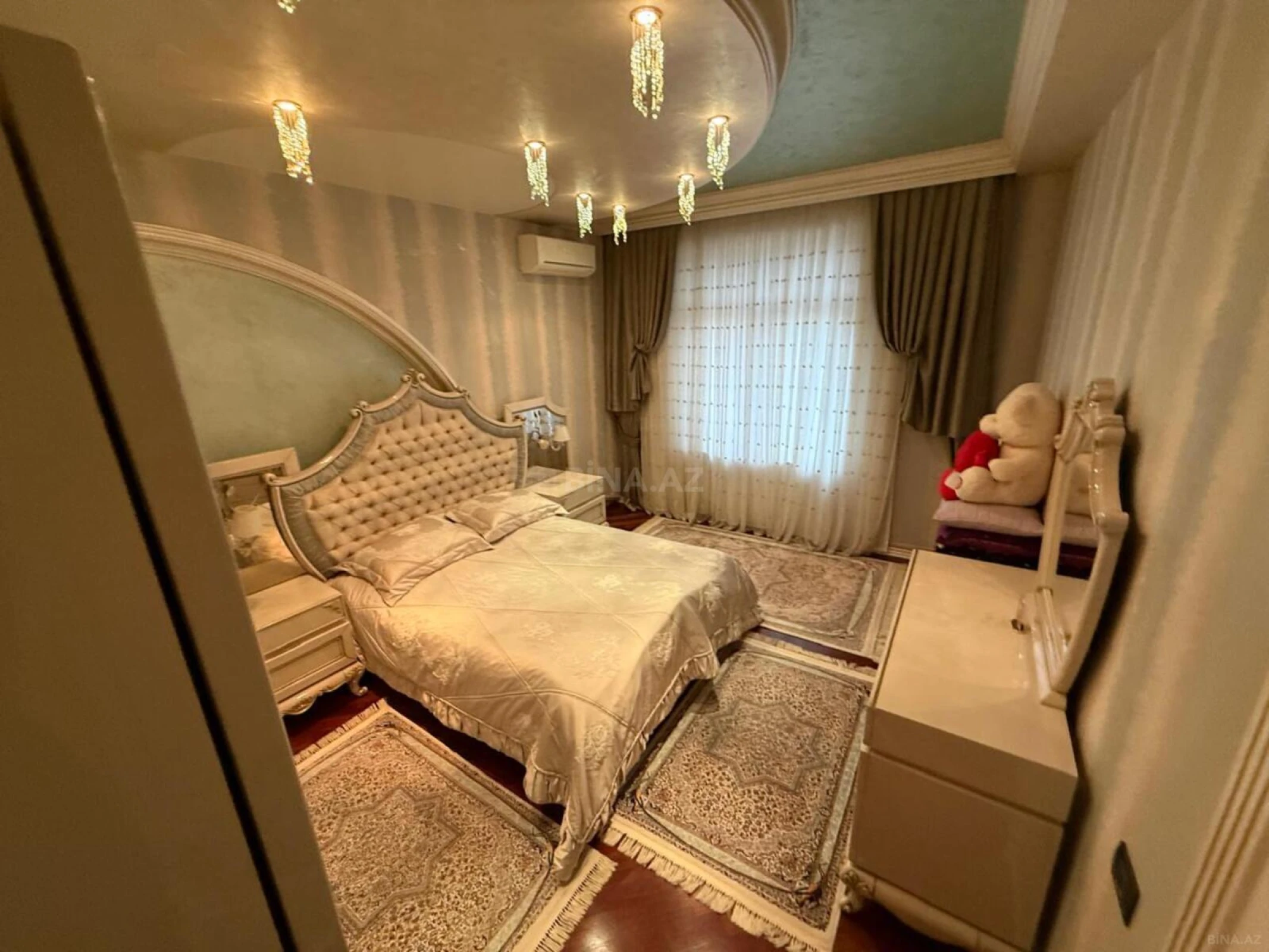 Satılır 8 otaqlı həyət evi 550 m²