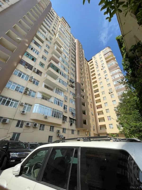 Satılır 4 otaqlı mənzil 130 m²