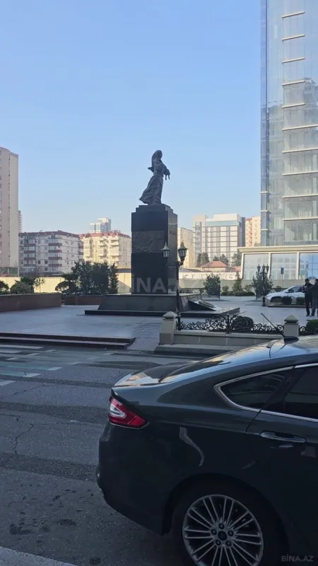 Satılır obyekt 557 m²