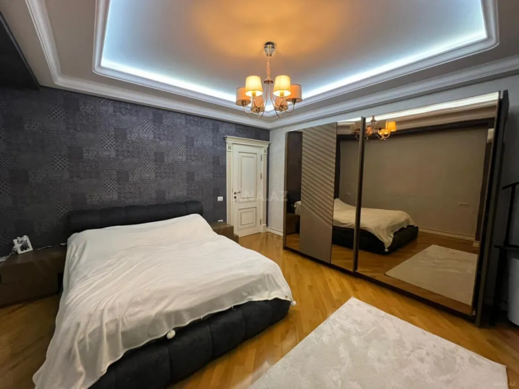 Satılır 4 otaqlı mənzil 207 m²