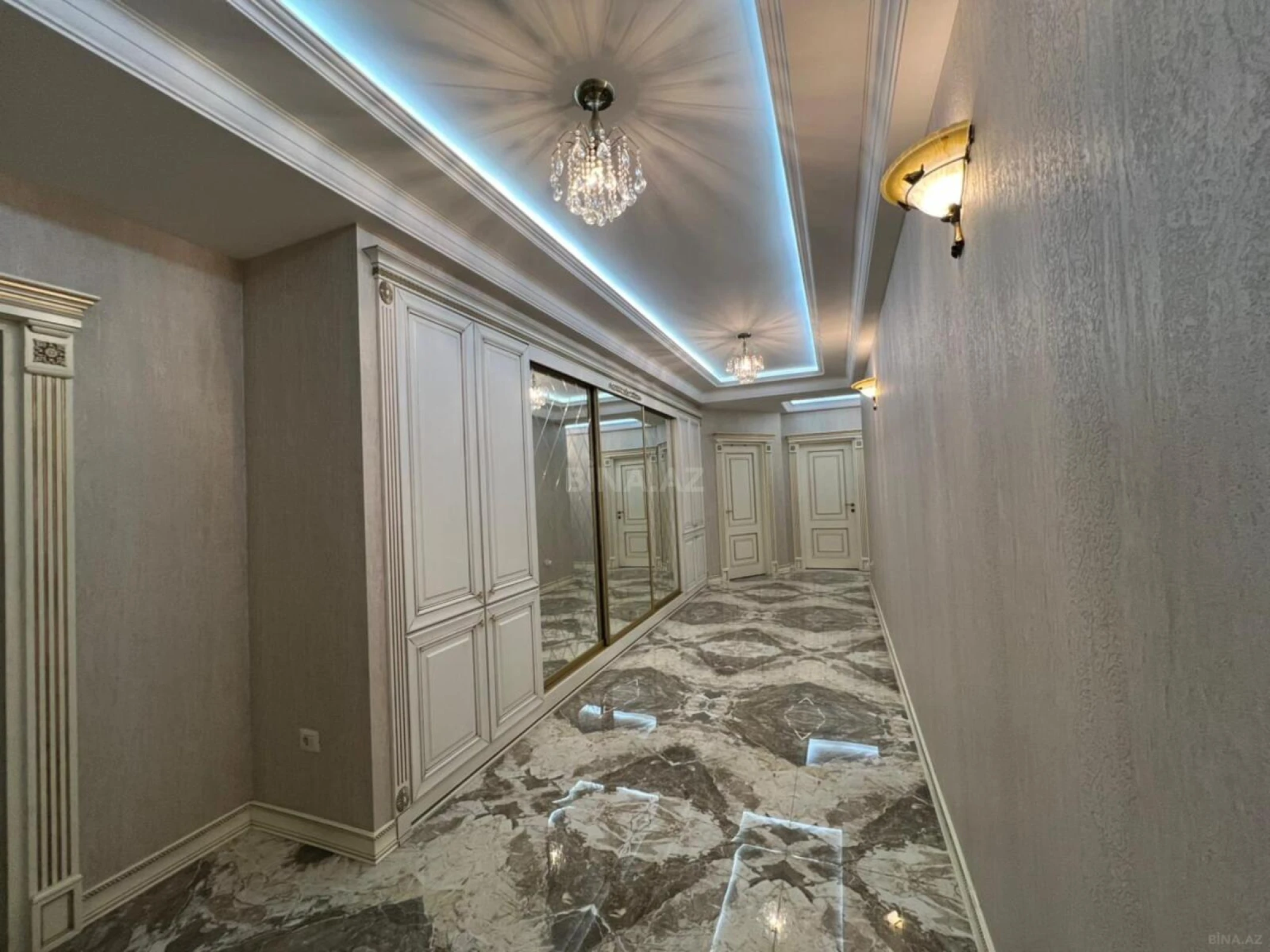 Satılır 4 otaqlı mənzil 207 m²