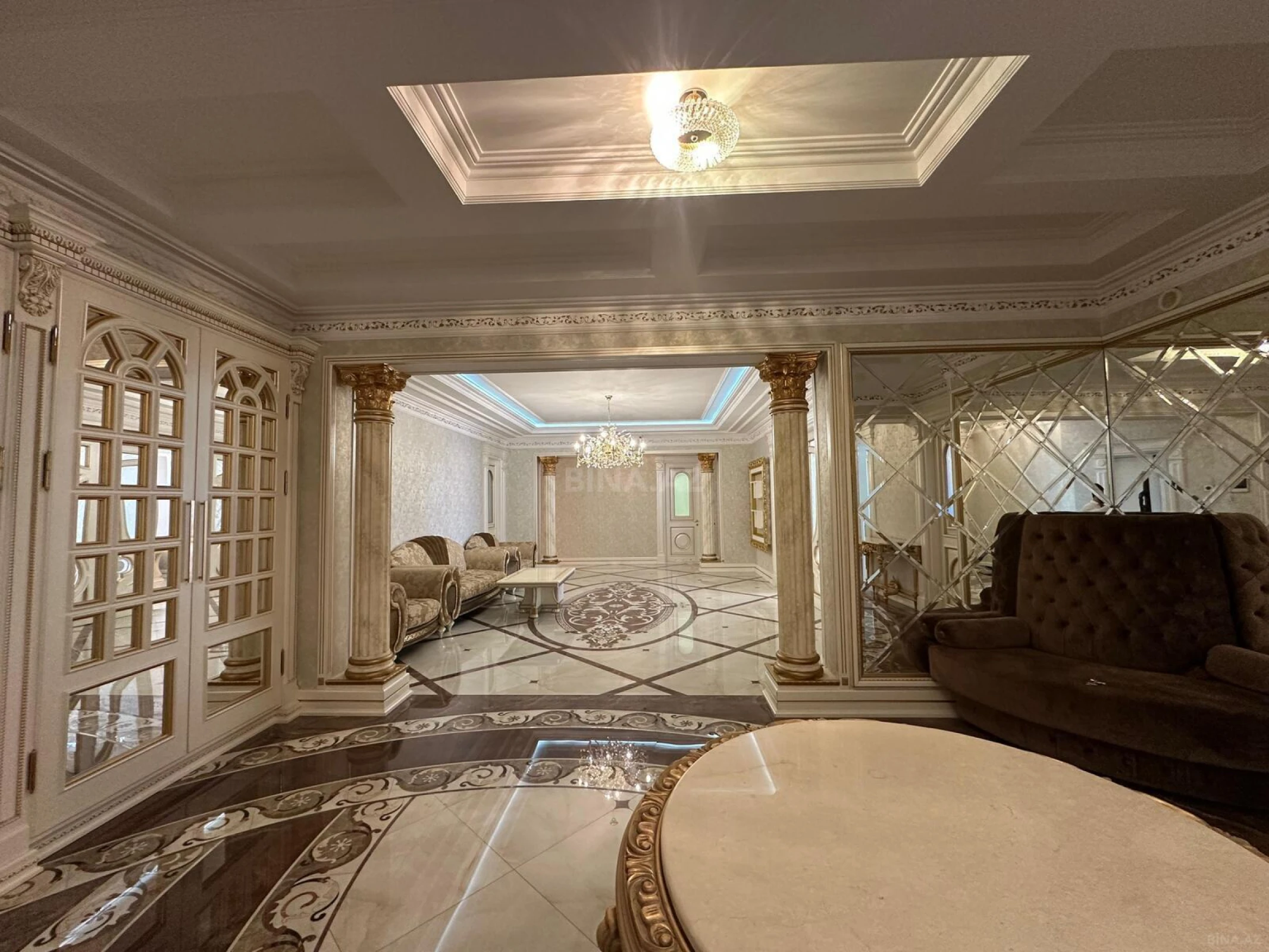 Satılır 6 otaqlı mənzil 420 m²