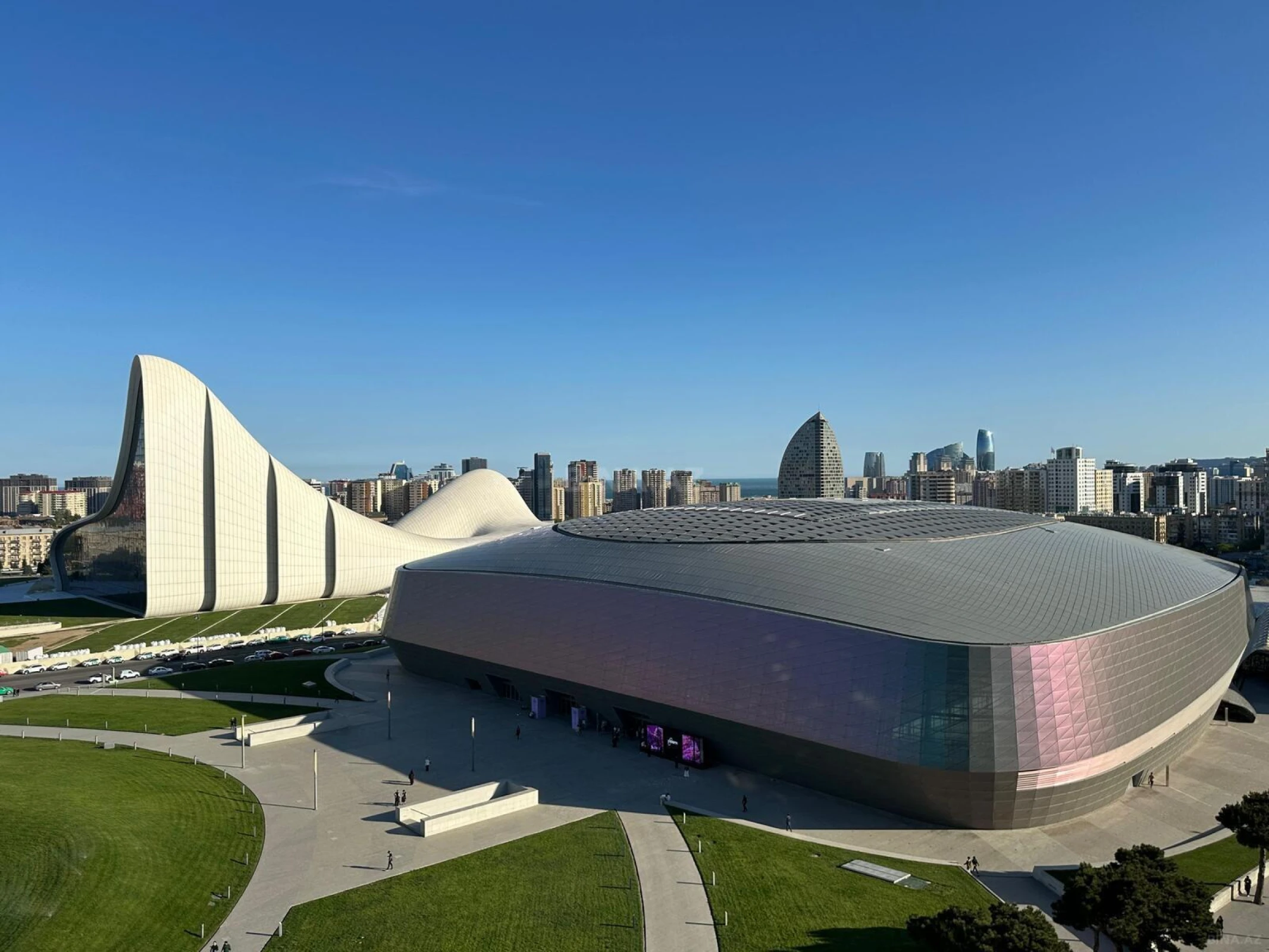 Satılır 6 otaqlı mənzil 420 m²