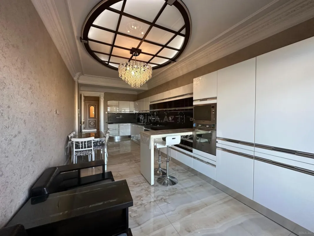 Satılır 6 otaqlı mənzil 420 m²