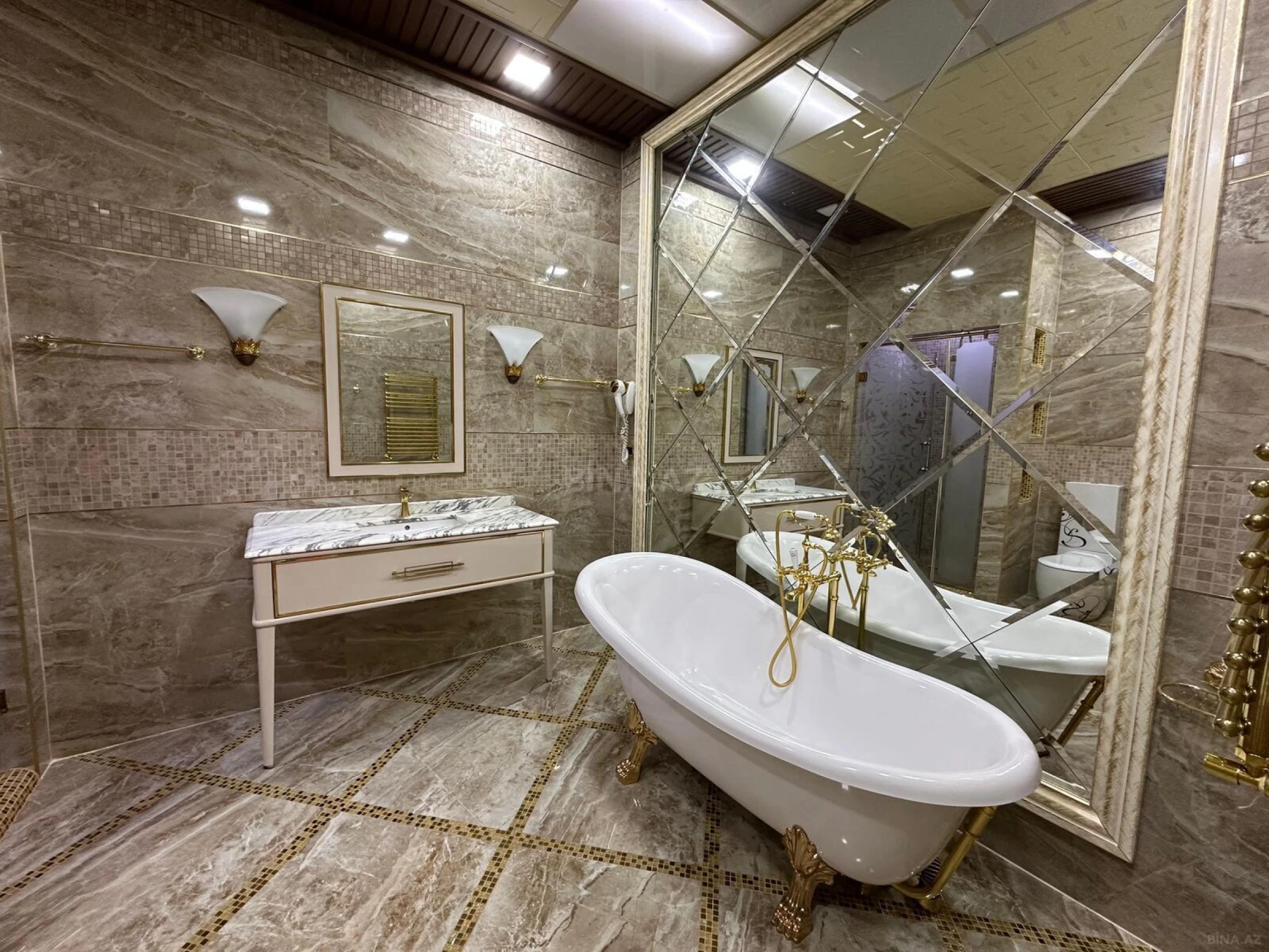 Satılır 6 otaqlı mənzil 420 m²