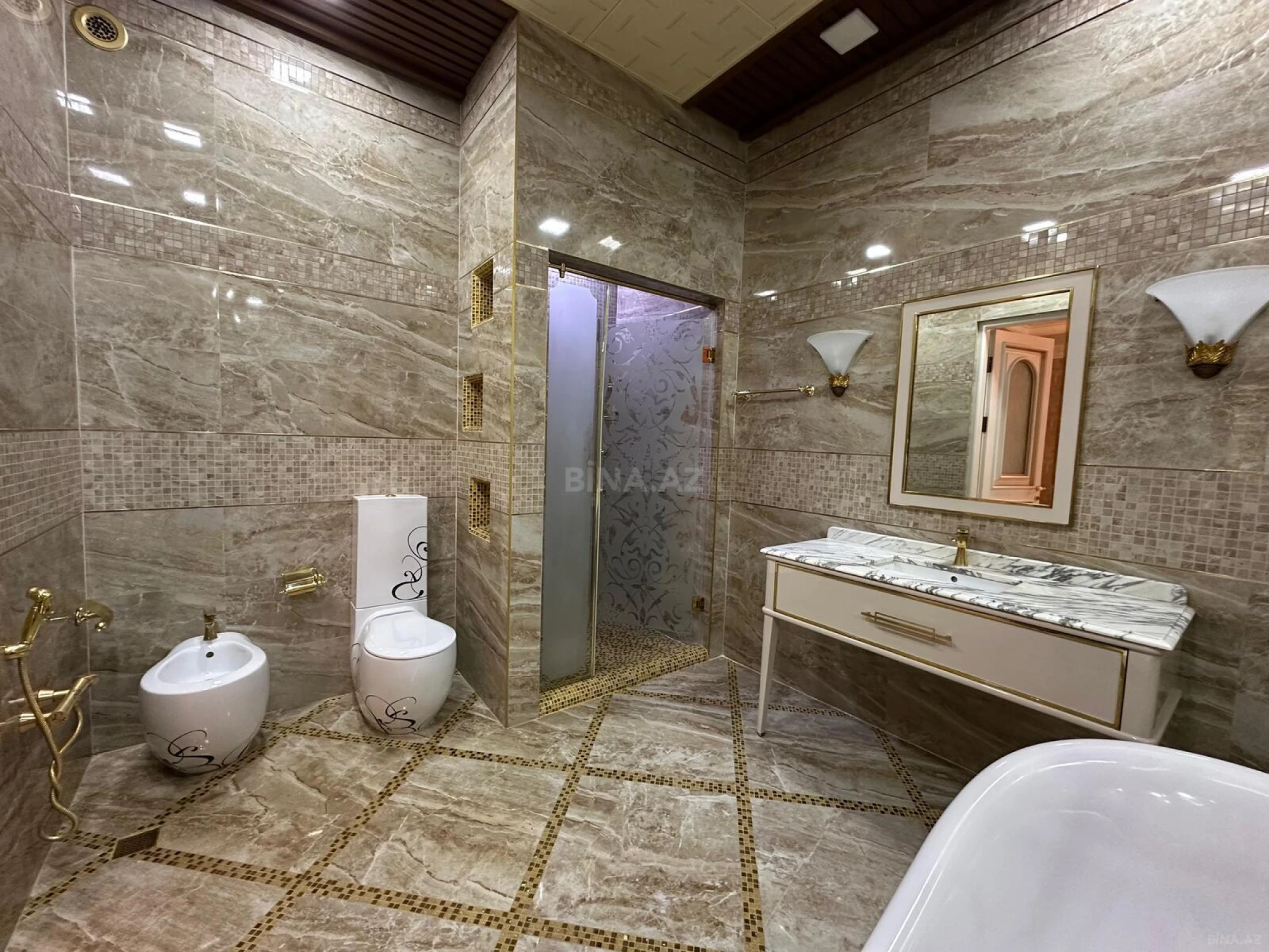 Satılır 6 otaqlı mənzil 420 m²