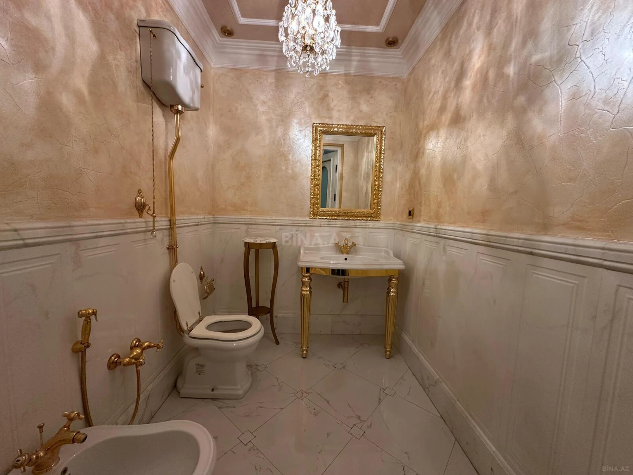 Satılır 6 otaqlı mənzil 420 m²