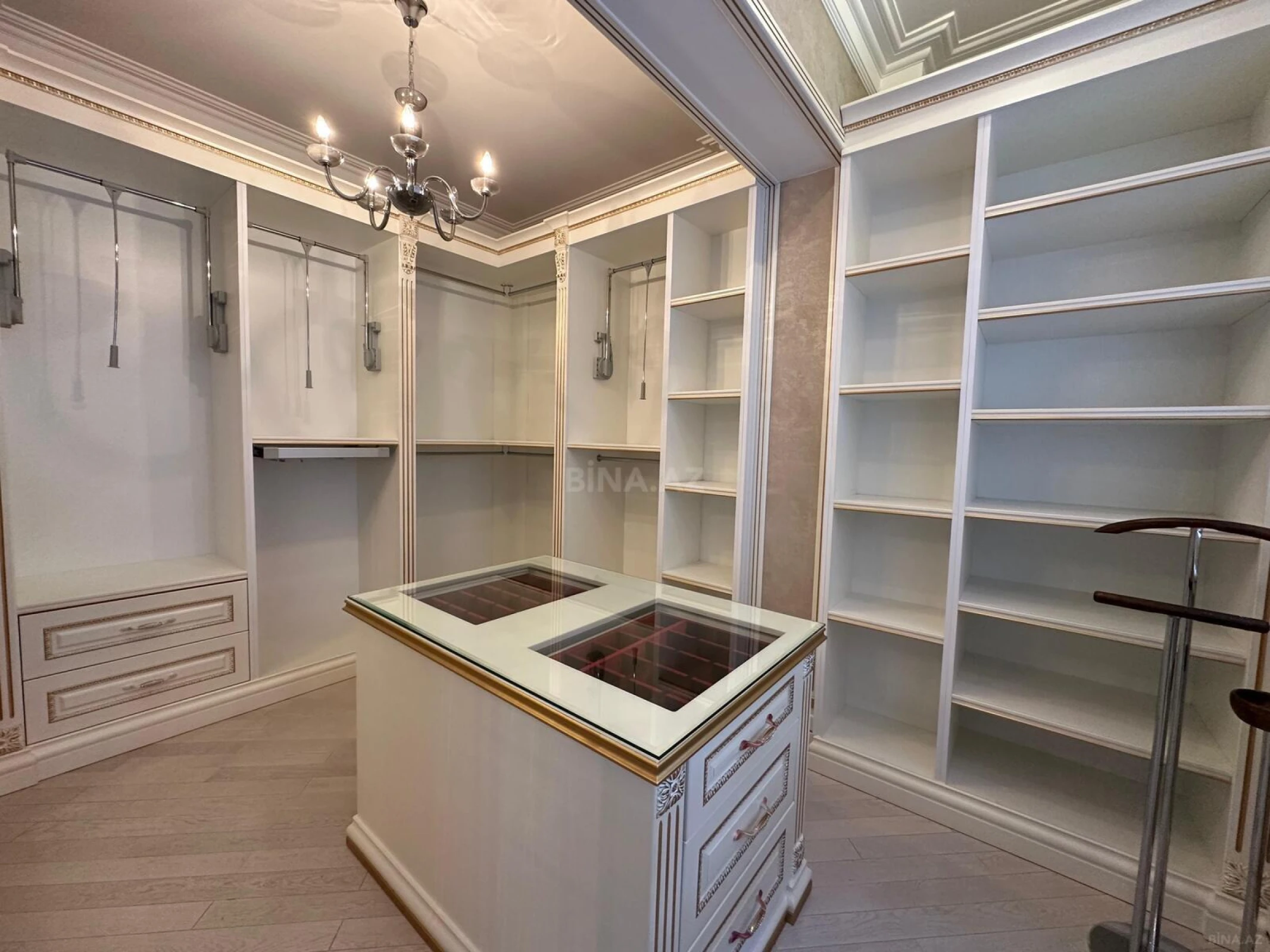 Satılır 6 otaqlı mənzil 420 m²