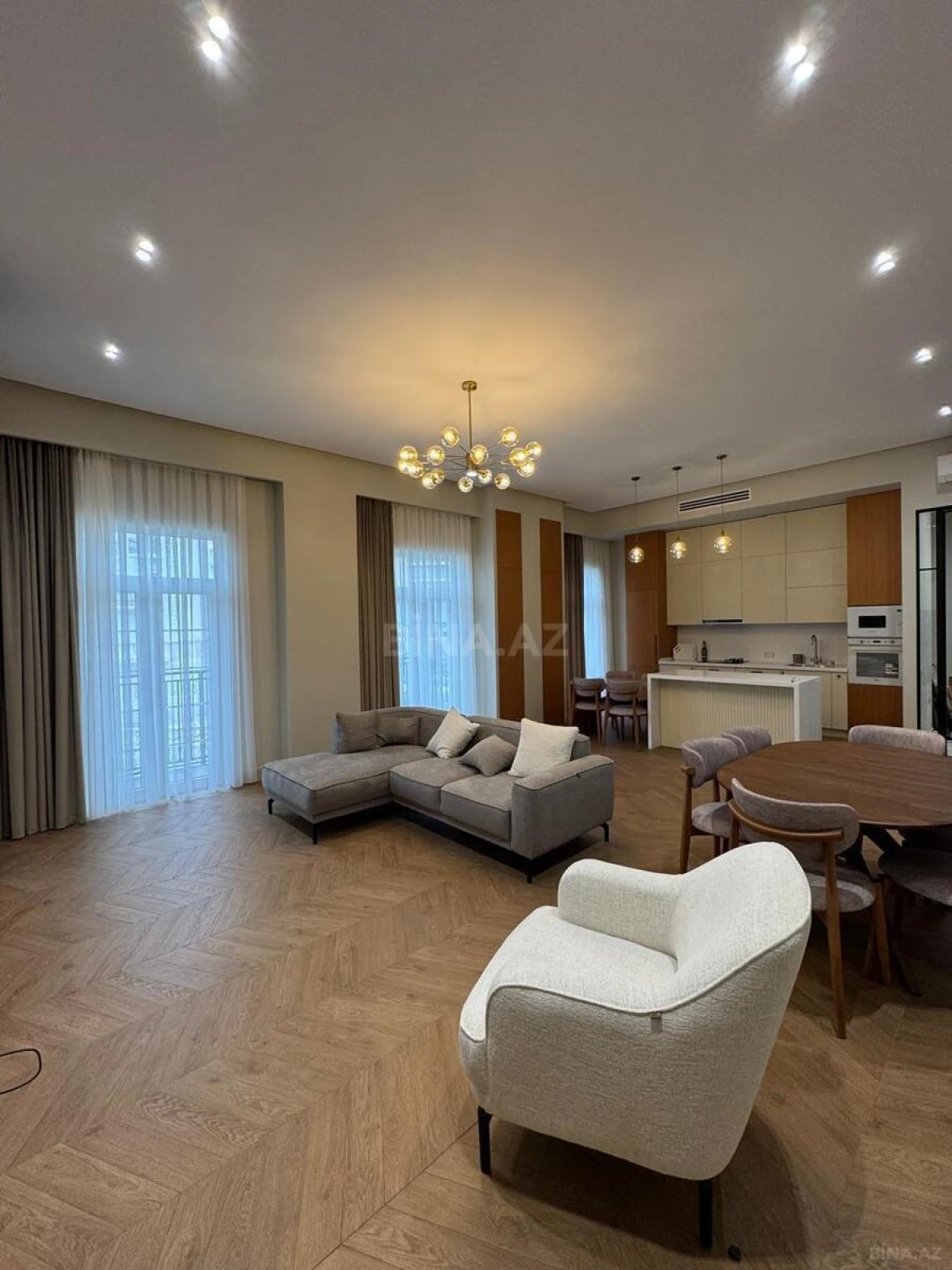 Kirayə verilir 4 otaqlı mənzil 150 m²