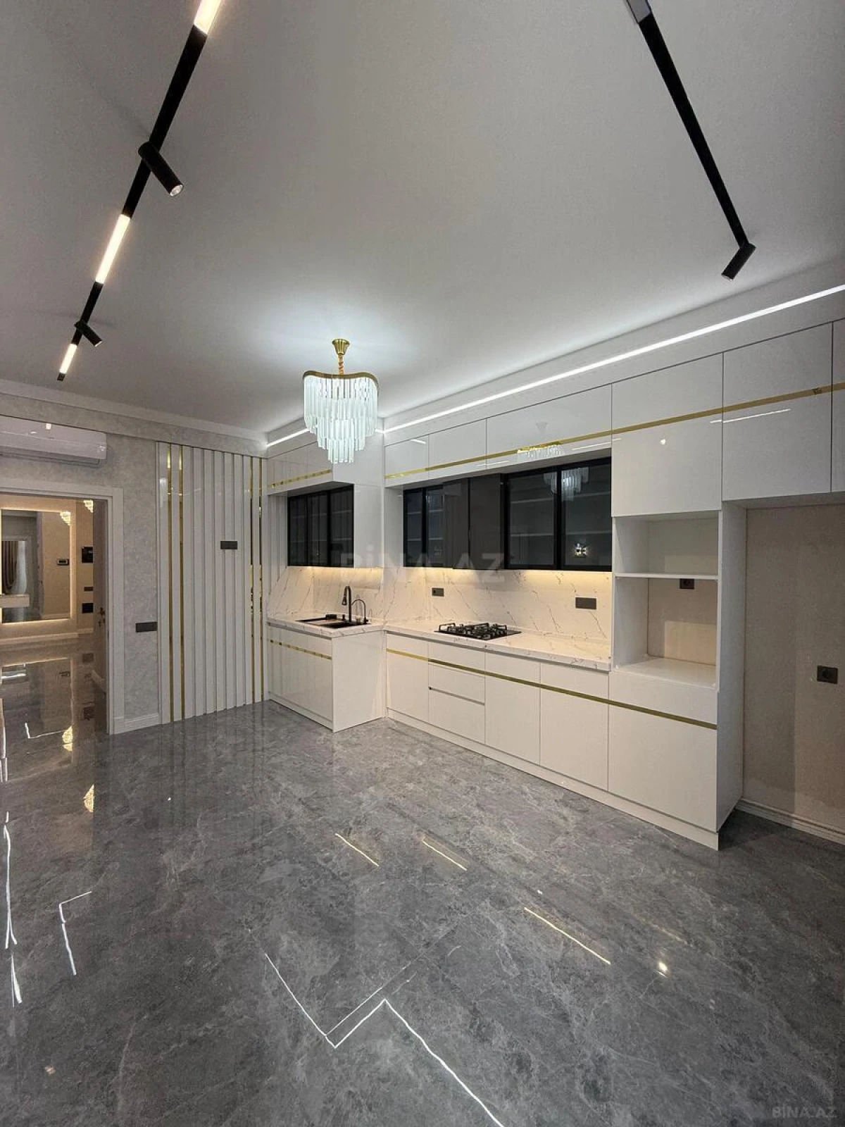 Satılır 4 otaqlı mənzil 172 m²