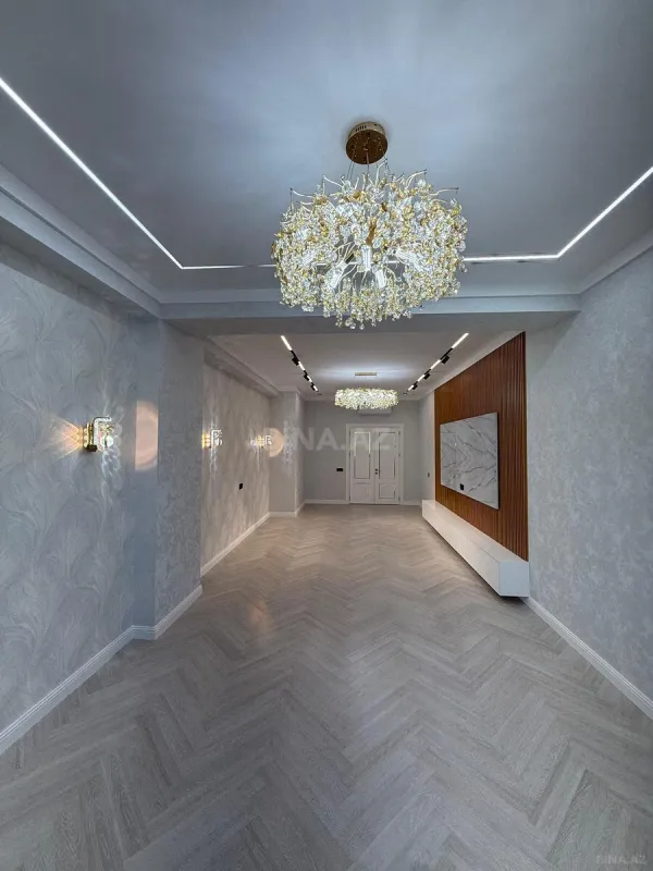 Satılır 4 otaqlı mənzil 172 m²