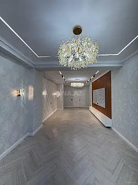 Satılır 4 otaqlı mənzil 172 m²