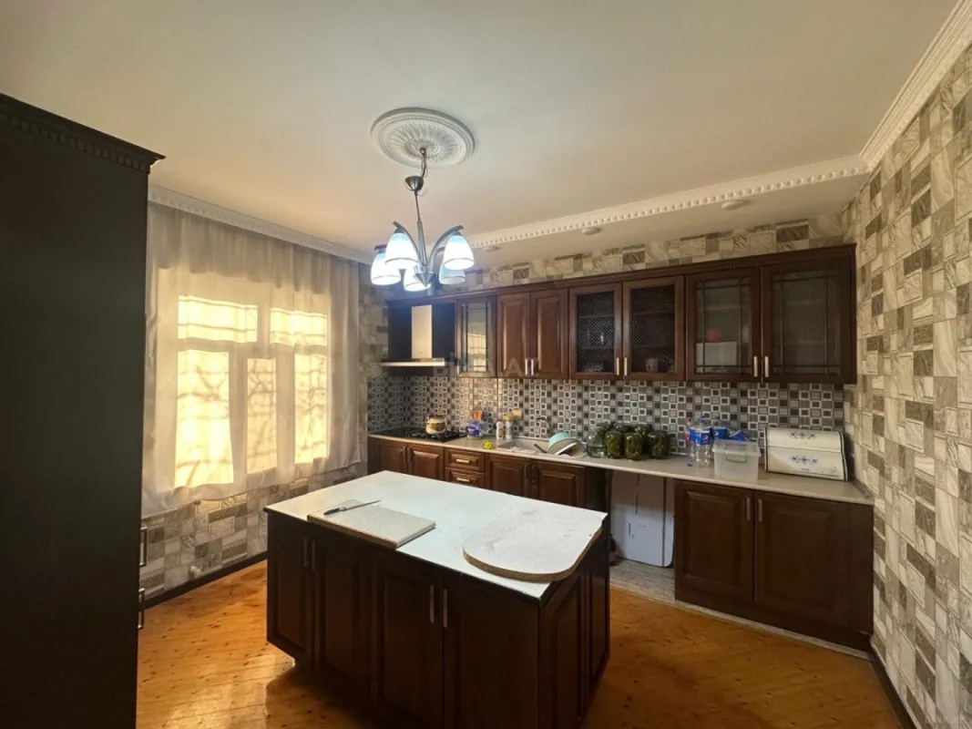 Satılır 7 otaqlı həyət evi 225 m²