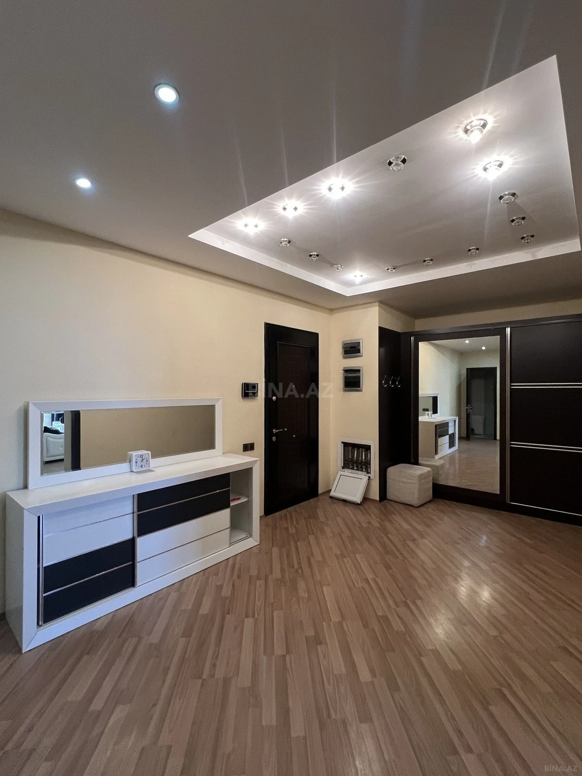 Satılır 4 otaqlı mənzil 214 m²