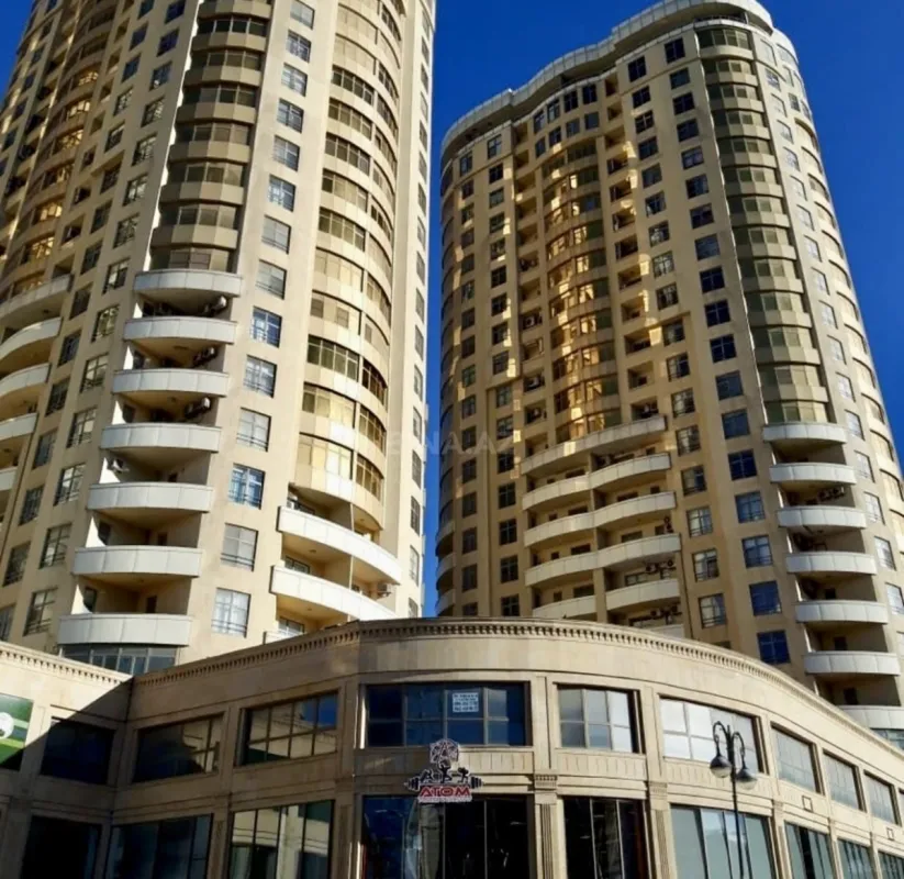 Satılır 4 otaqlı mənzil 214 m²