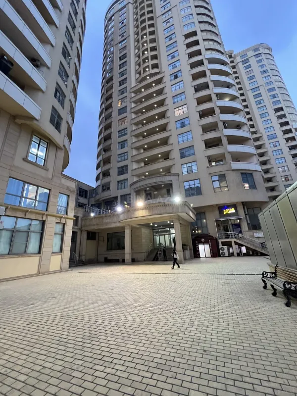 Satılır 4 otaqlı mənzil 214 m²
