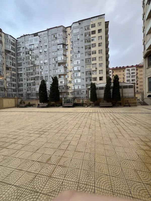 Satılır 4 otaqlı mənzil 214 m²