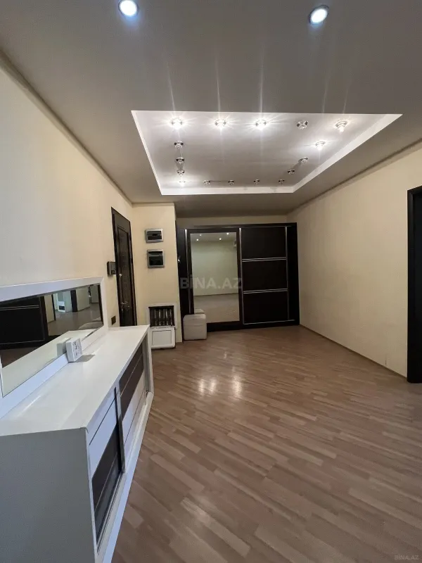 Satılır 4 otaqlı mənzil 214 m²