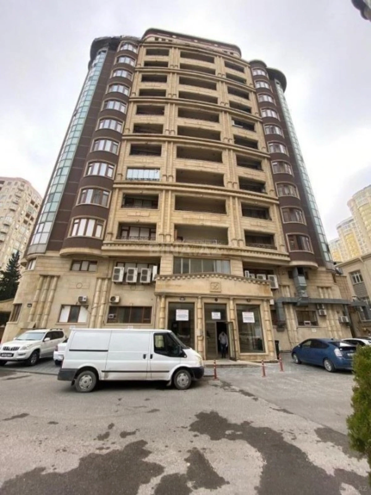 Satılır 3 otaqlı mənzil 136 m²