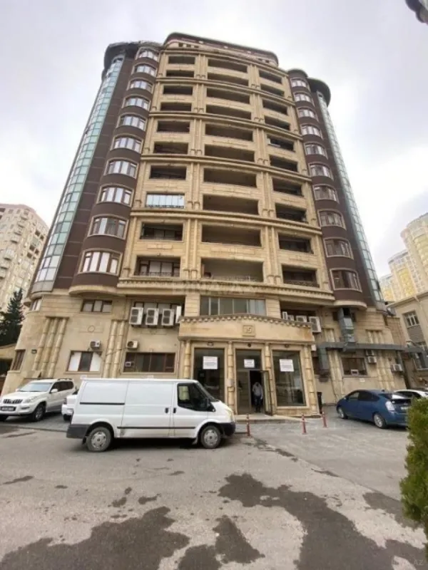 Satılır 3 otaqlı mənzil 136 m²