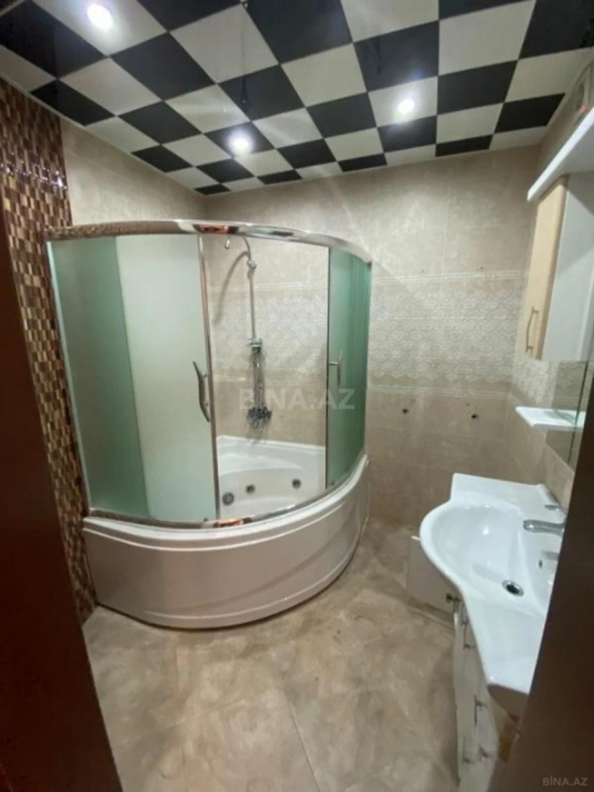 Satılır 3 otaqlı mənzil 136 m²