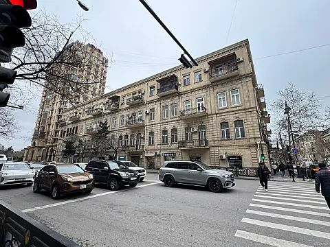 Satılır obyekt 416 m² — Bakı 416.00 m²