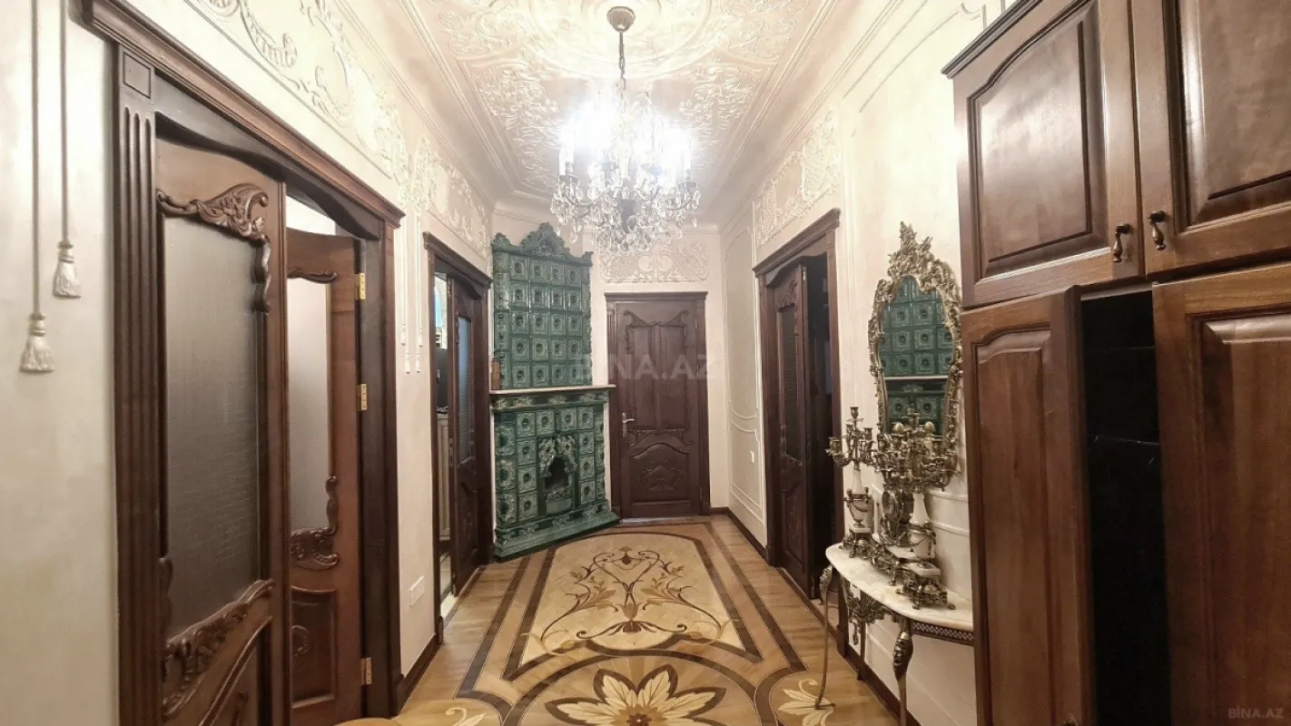 Satılır 5 otaqlı mənzil 200 m²