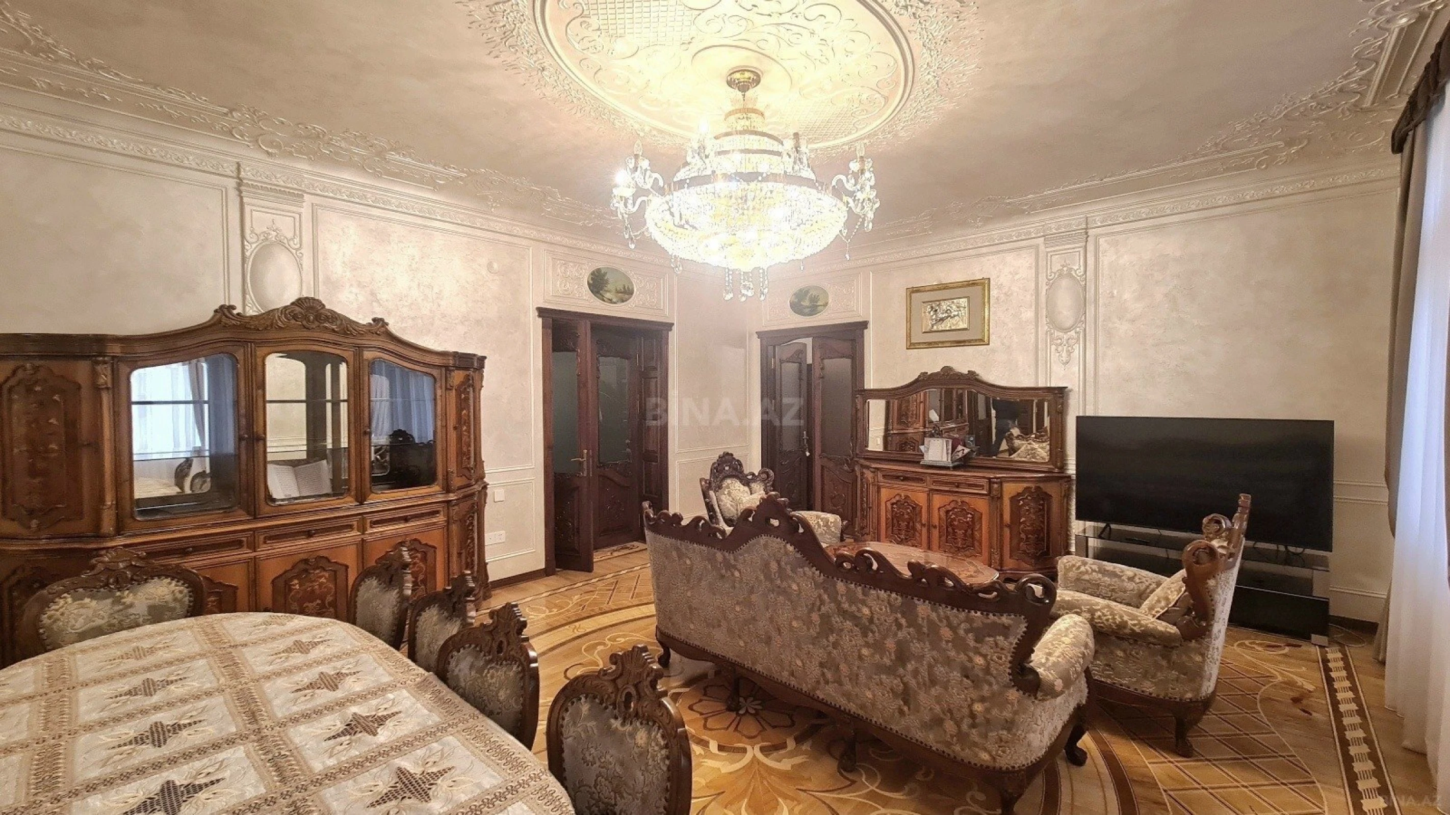 Satılır 5 otaqlı mənzil 200 m²