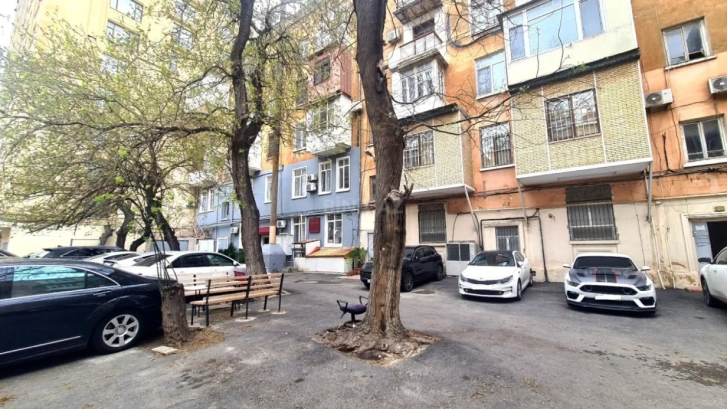 Satılır 5 otaqlı mənzil 200 m²