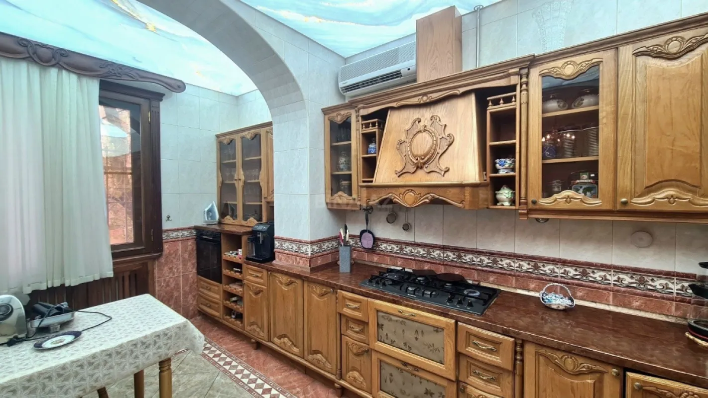 Satılır 5 otaqlı mənzil 200 m²