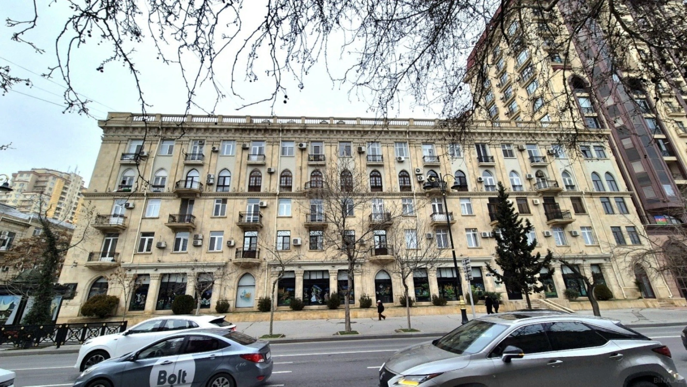 Satılır 5 otaqlı mənzil 200 m²